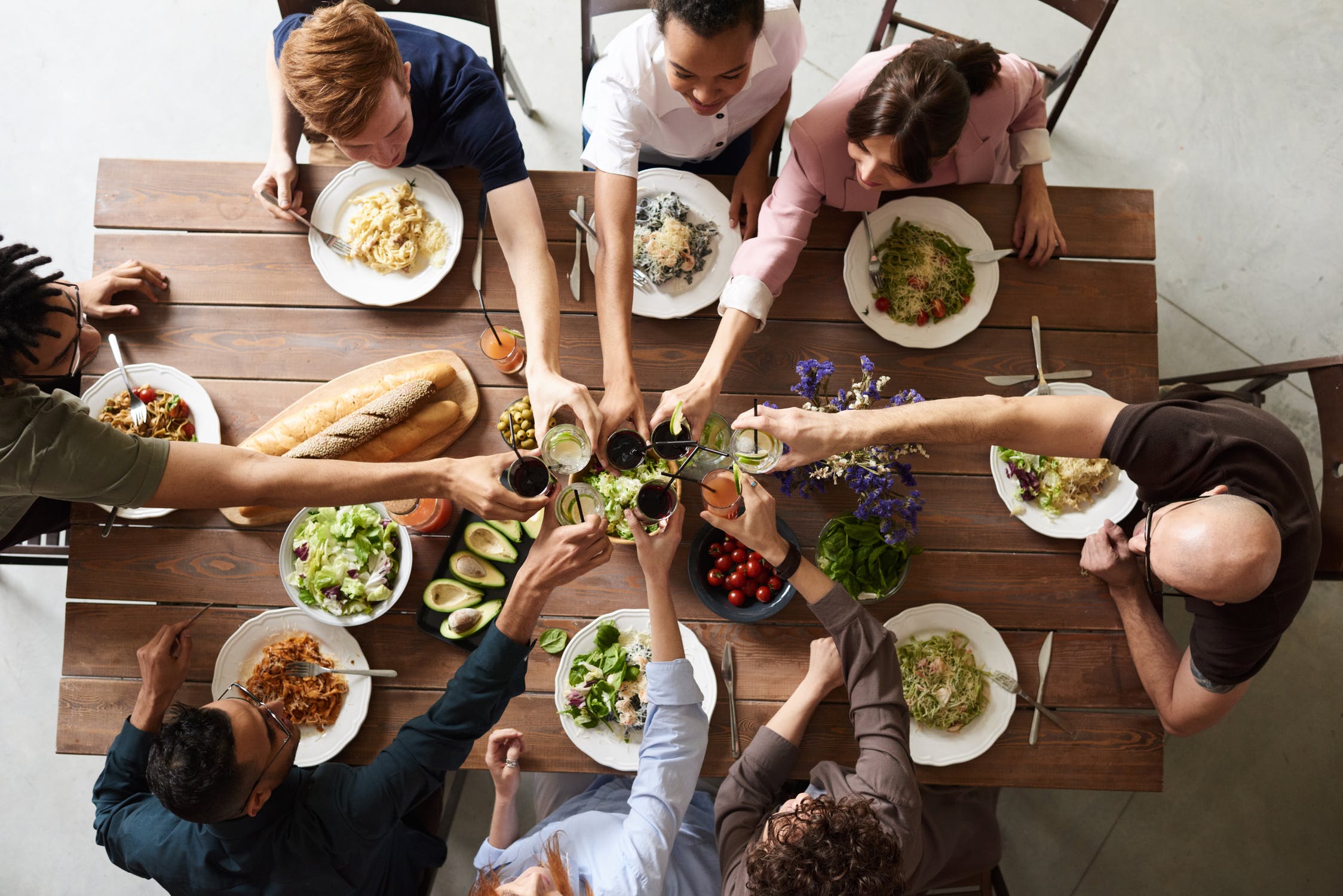 amici che mangiano